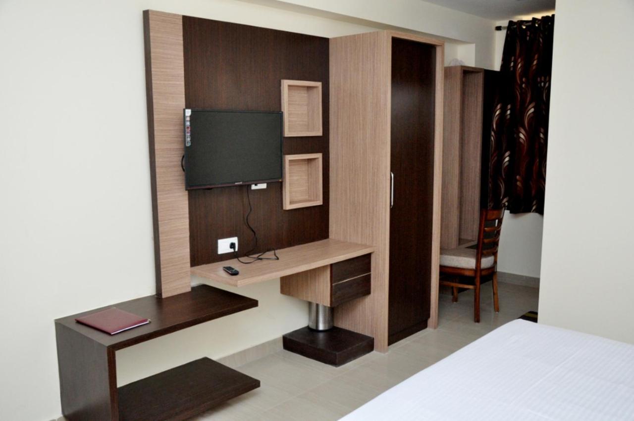 Hotel Radiance Gwalior Exteriör bild